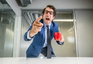 “Faz ou tá fora!” – Ameaçar demissão para forçar tarefas é Assédio Moral!