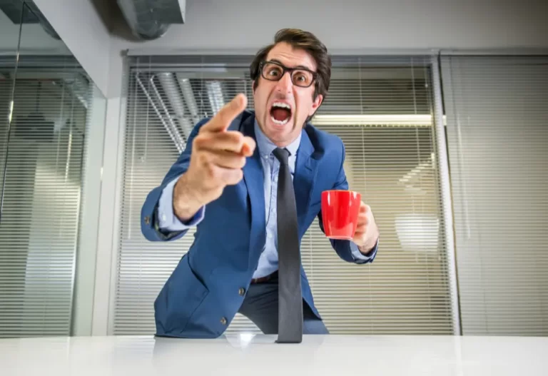 "Faz ou tá fora!" - Ameaçar demissão para forçar tarefas é Assédio Moral!